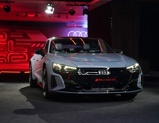 Audi e tron GT 2021 2022 ra mat thai lan muaxegiatot vn - Đánh giá xe Audi e-Tron GT 2023: Siêu xe chạy điện đối đầu Porsche Taycan tại Việt Nam